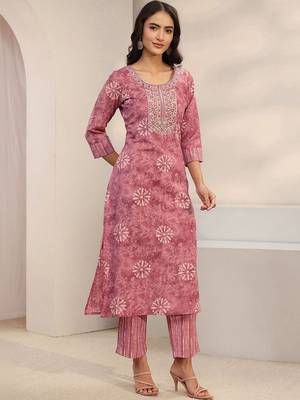 women ethnic motifs printed regular thread work kurta with trousers & with dupatta 4