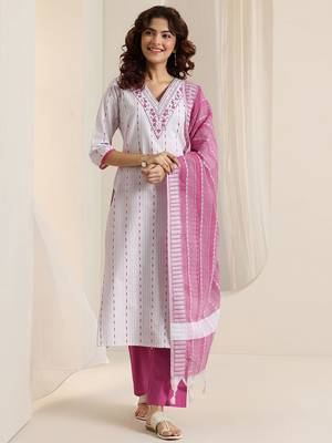 women ethnic motifs printed kurta with trousers & dupatta 2