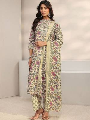 women floral printed regular thread work kurta with trousers & with dupatta 3