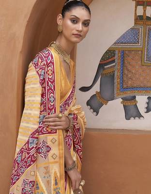 Cream cream & pink leheriya printed zari organza banarasi saree 2