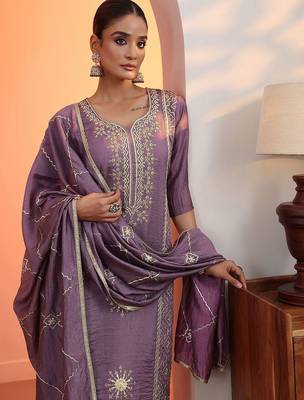 women ethnic motifs embroidered regular kurta with trousers & dupatta 2