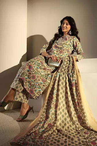 women floral printed regular thread work kurta with trousers & with dupatta