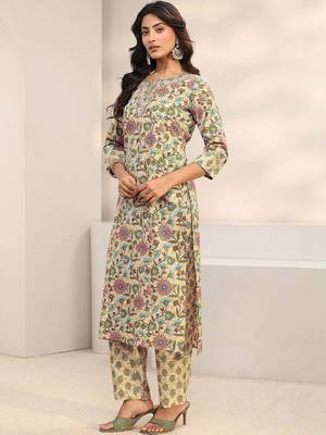 women floral printed regular thread work kurta with trousers & with dupatta 3