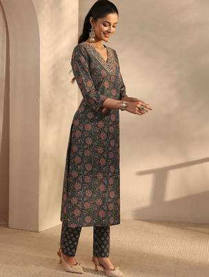 women floral printed regular thread work kurta with trousers & with dupatta 3
