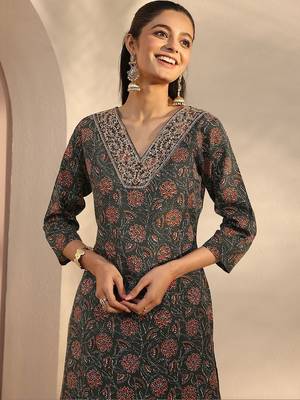 women floral printed regular thread work kurta with trousers & with dupatta 4