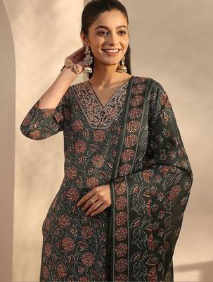 women floral printed regular thread work kurta with trousers & with dupatta 5