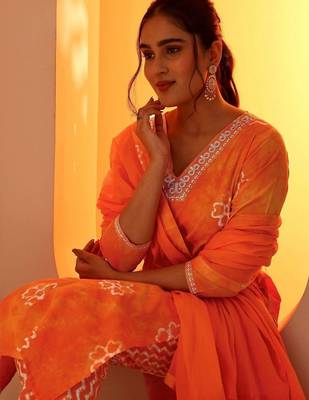 women ethnic motifs printed regular thread work kurta with trousers & with dupatta 2