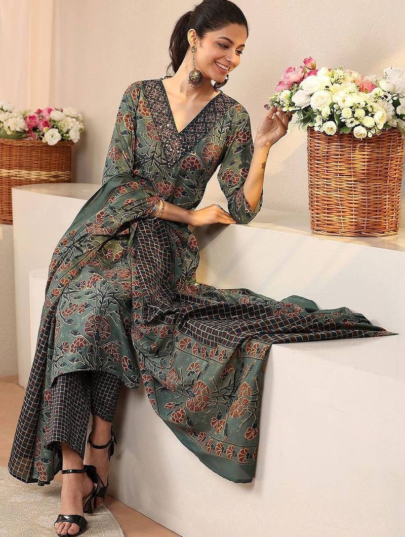 women floral printed regular kurta with trousers & with dupatta