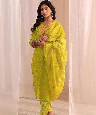 women ethnic motifs printed regular thread work kurta with trousers & with dupatta 1