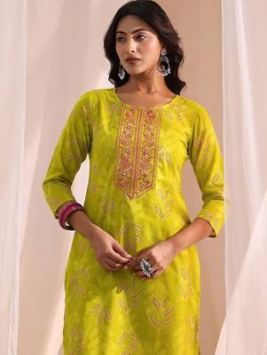 women ethnic motifs printed regular thread work kurta with trousers & with dupatta 2
