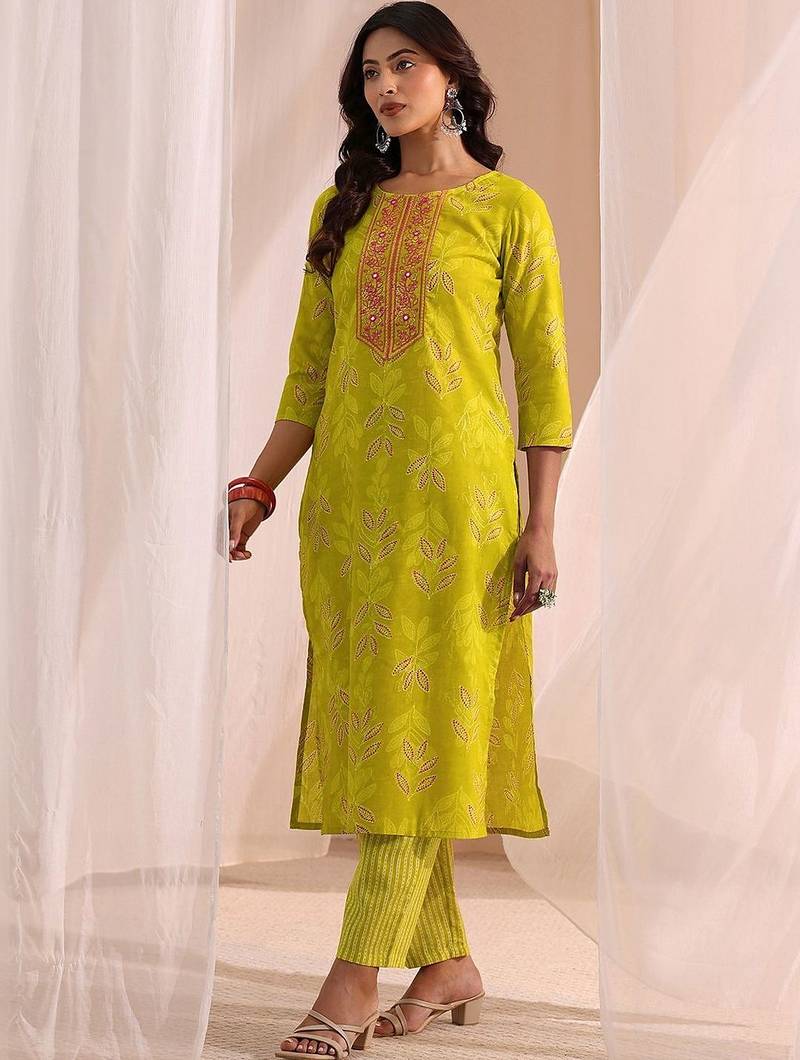 women ethnic motifs printed regular thread work kurta with trousers & with dupatta