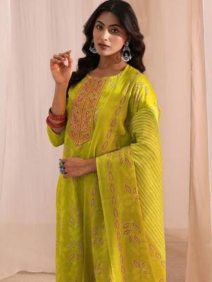 women ethnic motifs printed regular thread work kurta with trousers & with dupatta 4