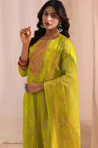 women ethnic motifs printed regular thread work kurta with trousers & with dupatta