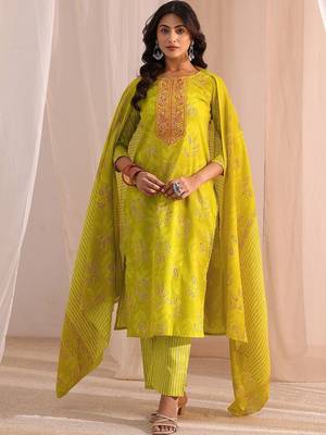 women ethnic motifs printed regular thread work kurta with trousers & with dupatta 5