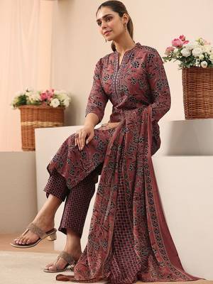 women floral printed regular kurta with trousers & with dupatta 1