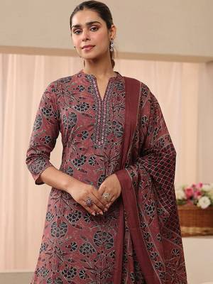 women floral printed regular kurta with trousers & with dupatta 5