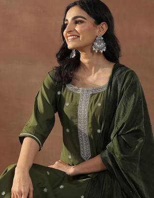 women floral embroidered regular sequinned kurta with trousers & with dupatta 2