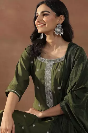 women floral embroidered regular sequinned kurta with trousers & with dupatta