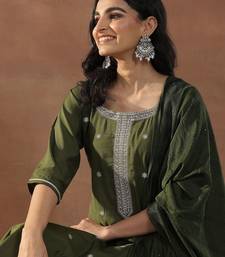 women floral embroidered regular sequinned kurta with trousers & with dupatta