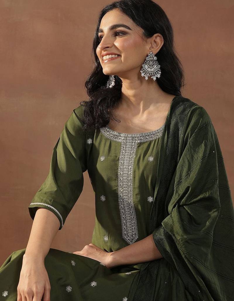 women floral embroidered regular sequinned kurta with trousers & with dupatta