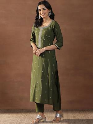 women floral embroidered regular sequinned kurta with trousers & with dupatta 3