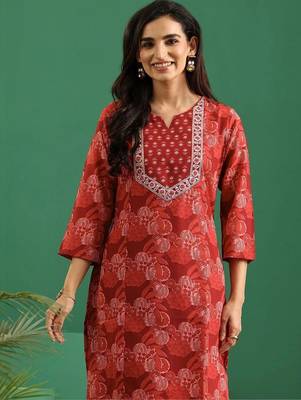 women ethnic motifs printed regular thread work kurta with trousers & with dupatta 4