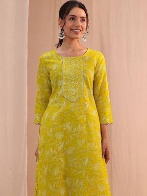 women floral printed regular thread work kurta with trousers & with dupatta 2