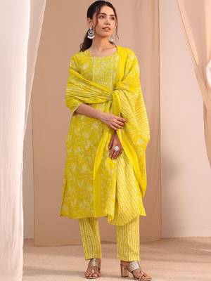 women floral printed regular thread work kurta with trousers & with dupatta 3