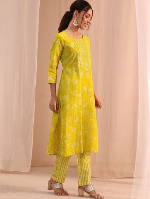 women floral printed regular thread work kurta with trousers & with dupatta 4