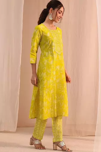 women floral printed regular thread work kurta with trousers & with dupatta