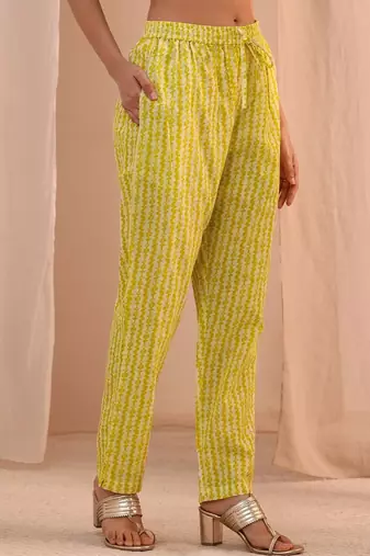women floral printed regular thread work kurta with trousers & with dupatta
