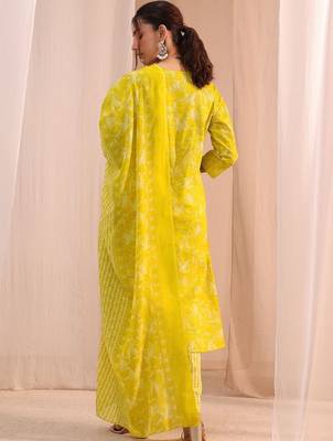 women floral printed regular thread work kurta with trousers & with dupatta 6