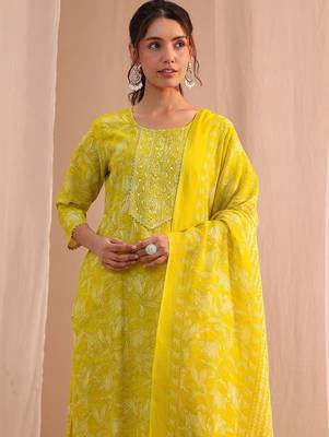 women floral printed regular thread work kurta with trousers & with dupatta 7