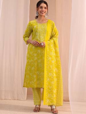 women floral printed regular thread work kurta with trousers & with dupatta 1