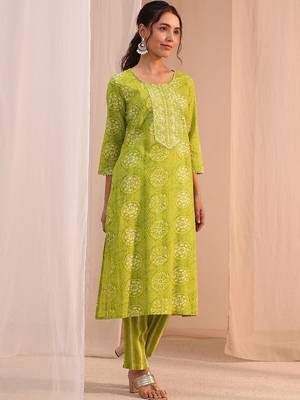 women ethnic motifs printed regular mirror work kurta with trousers & with dupatta 2