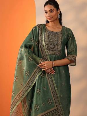 women ethnic motifs embroidered regular thread work kurta with trousers & with dupatta 2