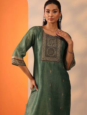 women ethnic motifs embroidered regular thread work kurta with trousers & with dupatta 6