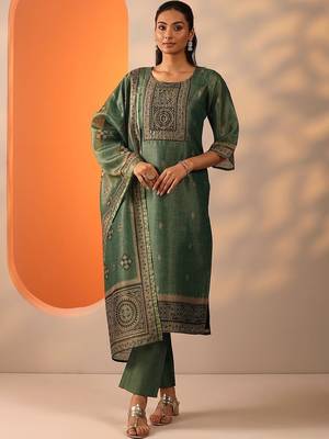 women ethnic motifs embroidered regular thread work kurta with trousers & with dupatta 7