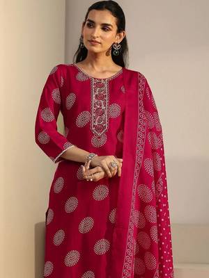 women ethnic motifs printed regular thread work kurta with sharara & with dupatta 4