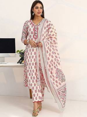 women floral printed regular cotton blend kurta with trousers & with dupatta 4