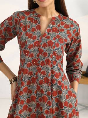women ethnic motifs printed regular cotton blend kurta with trousers & with dupatta 3