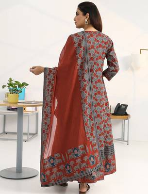women ethnic motifs printed regular cotton blend kurta with trousers & with dupatta 4