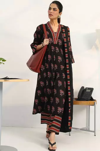 women floral printed regular cotton blend kurta with trousers & with dupatta