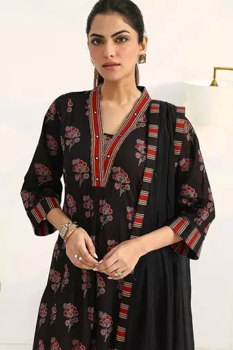 women floral printed regular cotton blend kurta with trousers & with dupatta