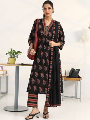 women floral printed regular cotton blend kurta with trousers & with dupatta 3
