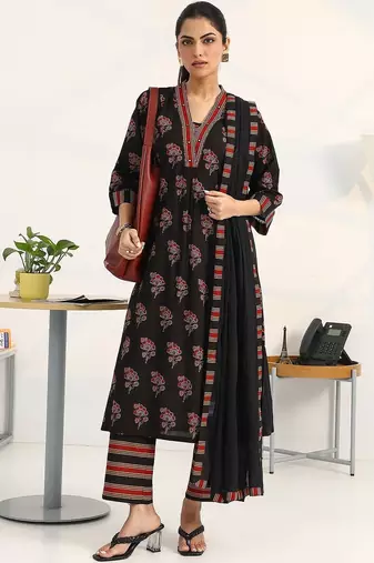women floral printed regular cotton blend kurta with trousers & with dupatta