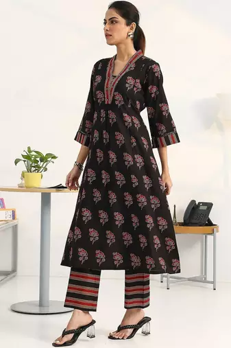 women floral printed regular cotton blend kurta with trousers & with dupatta