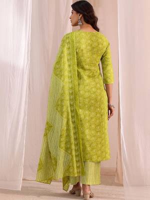 women ethnic motifs printed regular kurta with trousers & with dupatta 6