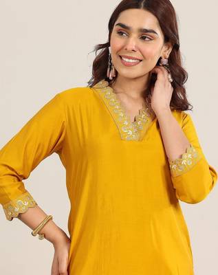 women ethnic motifs embroidered kurta with trousers & dupatta 3