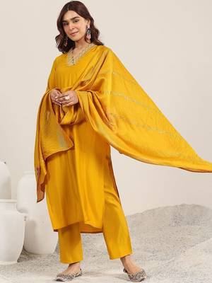women ethnic motifs embroidered kurta with trousers & dupatta 4